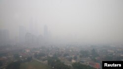 Kuala Lumpur diselimuti oleh asap tebal akibat kebakaran hutan di Sumatera (23/6). Indonesia telah meminta maaf kepada Singapura dan Malaysia atas polusi "asap tebal" ini. 