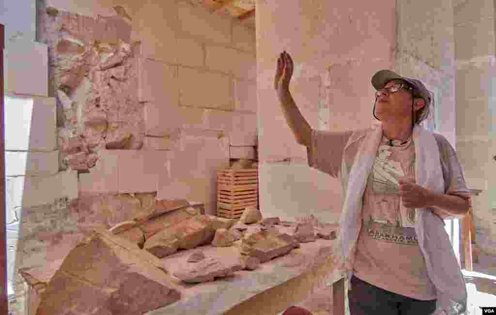 Egyptologist Elena Pischikova explains the restoration process at the tomb of Karakhamun. (Photo: H. Elrasam)