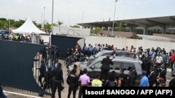 Imiduga iherekeje Gbagbo ihagurutse iva ku kibuga c'indege i Abidjan, kw'itariki ya 17/06/2021