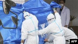 Японські військові допомагають робітникам неподалік атомної електростанції