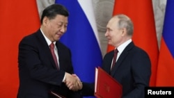블라디미르 푸틴(오른쪽) 러시아 대통령과 시진핑 중국 국가주석이 지난 3월 21일 크렘린에서 회담 직후 공동성명에 서명해 교환하고 있다. 