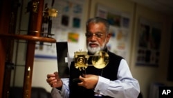 印度空间与研究组织负责人2013年10月31日在新德里展示环绕火星的模型。
