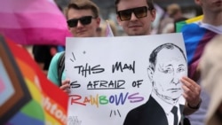 Učesnici Parade ponosa u Bruklinu drže transparent na kom piše: „Putin se boji duge”, 19. maj 2024. (Foto: REUTERS/Andrew Kelly)