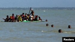 ဘင်္ဂလားဒေ့ရှ်ဘက်ကို ရေလမ်းကနေ လှေတွေနဲ့ ထွက်ပြေး တိမ်းရှောင်လာနေတဲ့ မူဆလင်ဒုက္ခသည်များ။