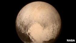 Pluto diambil dari pesawat antariksa New Horizons milik NASA (13/7). Ini foto terakhir dan paling rinci yang dikirim ke Bumi sebelum pesawat itu mencapai posisi terdekat dengan Pluto (14/7).