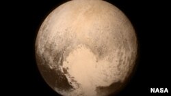 ດາວພະຍົມ ຫຼື Pluto ເກືອບເຕັມຂອບຮູບພາບທີ່ຖ່າຍ ຈາກກ້ອງ Long Range Reconnaissance Imager (LORRI) ຢູ່ເຖິງຍານອະວະກາດ New Horizons ຂອງ NASA ໃນວັນທີ 13 ກໍລະກົດ 2015, ເມື່ອຍານບິນຫ່າງຈາກພື້ນດາວ 476,000 ມາຍ (768,000 ກິໂລແມັດ).