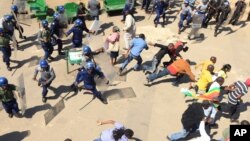 Zimbabwean riot police clash with protestors during a demonstration against the introduction of bond notes by the Reserve Bank of Zimbabwe, in Harare, Aug. 17, 2016.