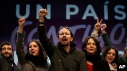 El partido Podemos de Pablo Iglesias (centro) ganó 68 escaños en las recientes elecciones parlamentarias españolas y podría formar gobierno con el PSOE.