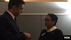 Menlu Retno Marsudi (kanan) melakukan pertemuan bilateral dengan Menlu Makedonia Nikola Dimotrov di sela-sela Sidang Umum PBB di New York, Rabu 20/9 (Foto: VOA/Made Yoni). 