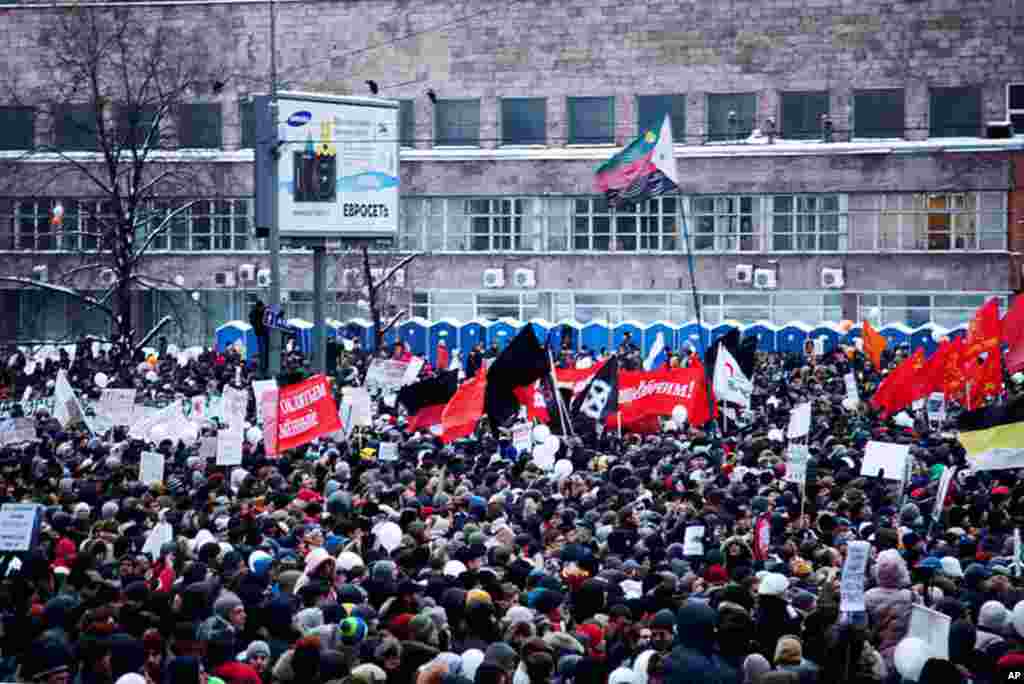 Around 100,000 protesters participated in a rally on Saturday on Moscow's Sakharov Avenue in support of fair elections, December 24, 2011. (VOA - Y. Weeks)
