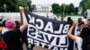 Manifestantes sostienen una bandera que dice "Las vidas negras importan", en el parque Lafayette frente a la Casa Blanca en Washington DC, el 22 de junio de 2020.