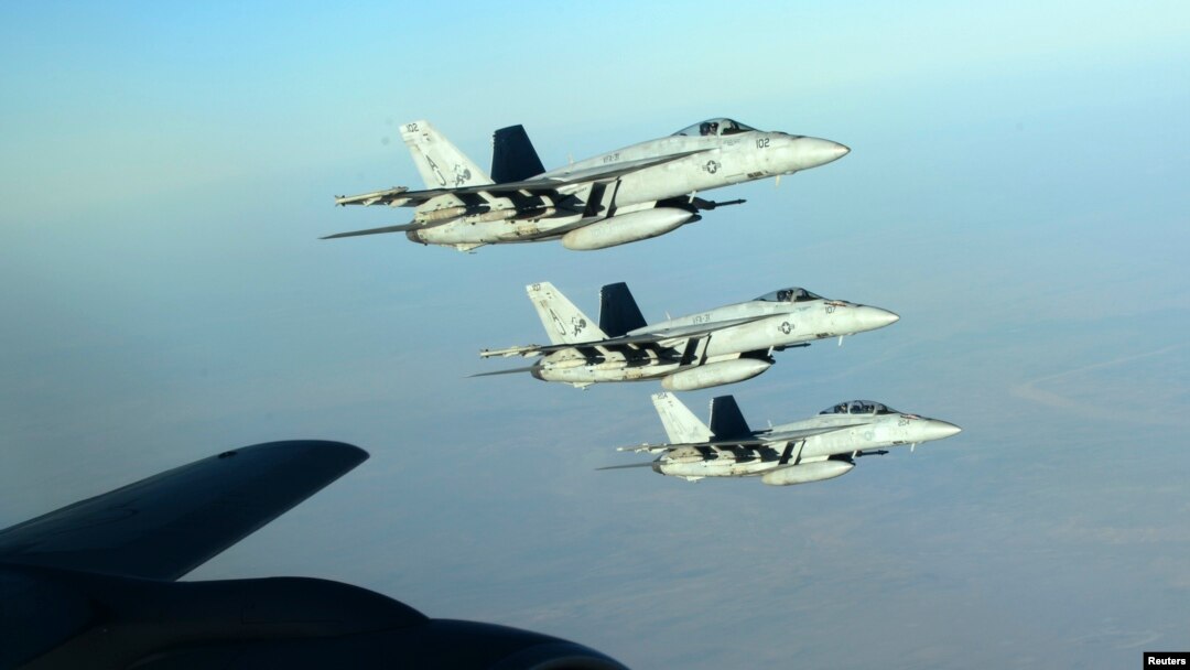 Un grupo de cazas F-18E Super Hornets se aprestan a atacar posiciones de Estado Islámico tras haber recibido combustible. 