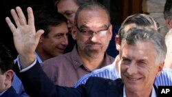 El expresidente argentino Mauricio Macri sale de un tribunal donde fue citado a declarar en Dolores, Argentina, el jueves 28 de octubre de 2021.