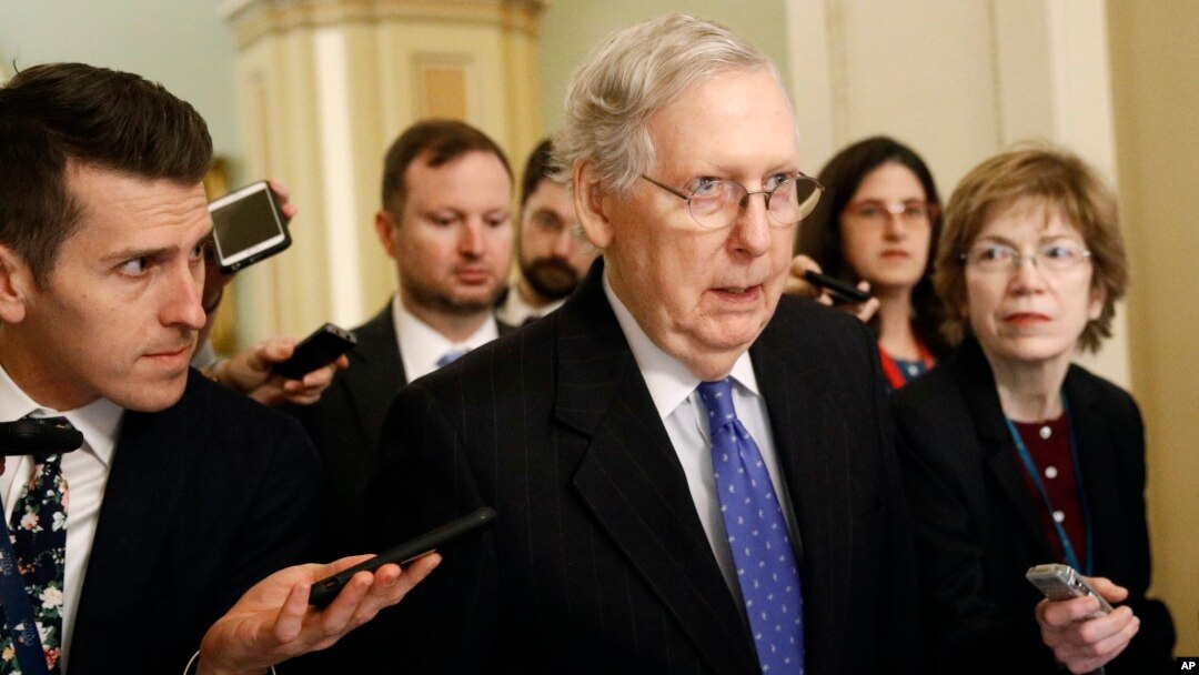 Pemimpin mayoritas Senat AS, Mitch McConnell memberikan keterangan kepada media di Capitol Hill, Washington DC (foto: dok). 
