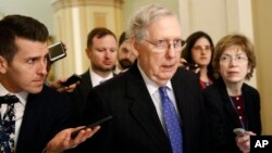 Pemimpin mayoritas Senat AS, Mitch McConnell memberikan keterangan kepada media di Capitol Hill, Washington DC (foto: dok). 