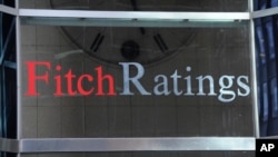 ป้ายสัญลักษณ์สถาบันจัดอันดับความน่าเชื่อถือ Fitch Ratings เมื่อ 9 ตุลาคม 2011 ที่นิวยอร์ก