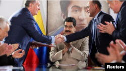 Archivo - El jefe de la petrolera estatal rusa Rosneft, Igor Sechin, (izq) saluda al ministro del Petróleo de Venezuela y presidente de la estatal PDVSA, Manuel Quevedo, frente al presidente venezolano, Nicolás Maduro, en Maiquetía, Venezuela. 16 diciembre de 2017. 