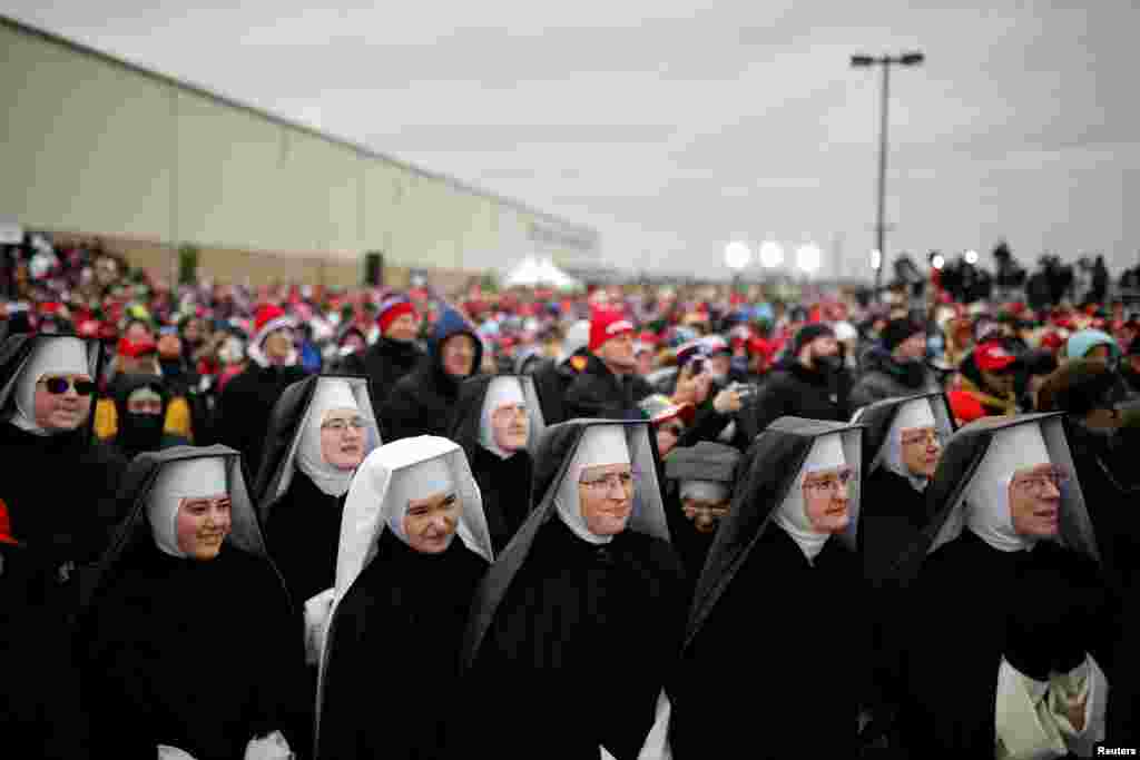 مشی گن میں صدر ٹرمپ کی انتخابی ریلی میں راہباؤں کی بڑی تعداد بھی شریک ہے۔