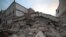 图为2023年12月19日，中国西北部甘肃省积石山县大河家镇地震后倒塌的建筑物。（法新社）