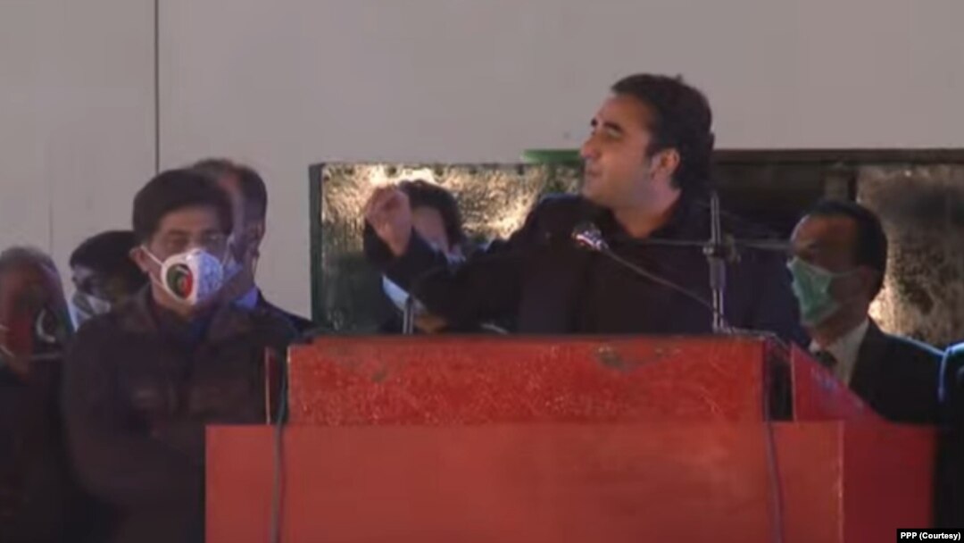 د پاکستان پیپلز ګوند مشر بلاول بھټو زرداری ویلي چې پاکستان ډېموکرېټک مومنټ، پي ډي اېم، مشران په خپلو کې مشاورت کوي او د هغه په قول غیر اییني او غیر قانوني فیصلہ بہ پہ عدالت کې چیلنج کوي