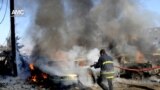 در این تصویر شهروند-خبرنگاری، مامور آتش نشانی سعی در خاموش کردن شعله هایی دارد که یک اتومبیل را فراگرفته. آتش سوزی پس از حمله نیروهای دولتی به شهر حلب رخ داد. ۲۲ دسامبر