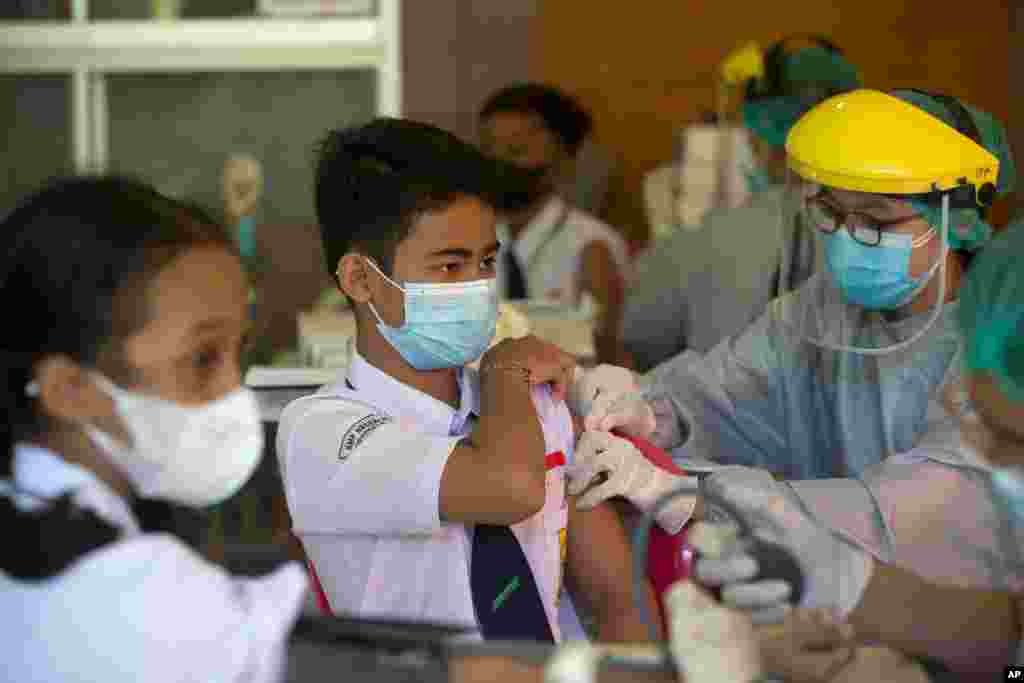 واکسیناسیون نوجوانان با واکسن کووید – ۱۹ سینوواک، در یک مدرسه در بالی، اندونزی