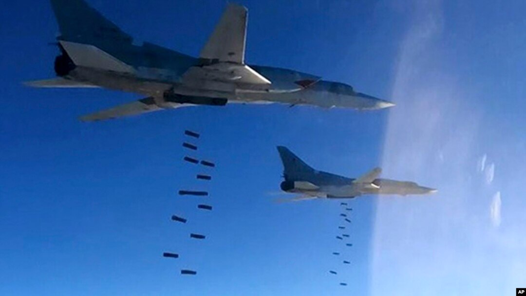 Ova fotografija Ministarstva odbrane Rusije navodno pokazuje avione Tu-22M3 ruskih vazduhoplovnih snaga kako napadaju ciljeve Islamske države u Sijiji, 23. januara 2017. (Russian Defense Ministry Press Service via AP)