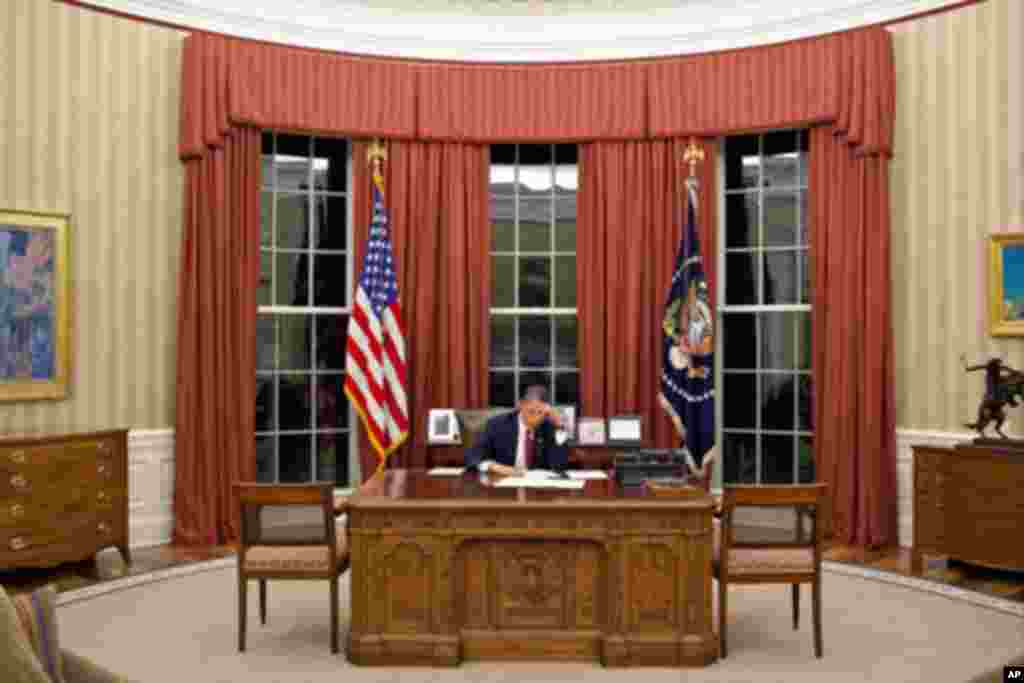 奥巴马总统在白宫修改演讲稿之后发表了经由电视转播的突袭并击毙本拉登的消息