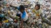 Anak-anak bermain di tumpukan sampah plastik yang dikumpulkan untuk didaur ulang di Makassar, Jumat 11 Februari 2022. (Foto: Andri Saputra /AFP)