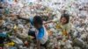 Anak-anak bermain di tumpukan sampah plastik yang dikumpulkan untuk didaur ulang di Makassar. (Foto: AFP)