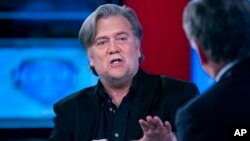 Steve Bannon, ancien stratège de la Maison Blanche, à gauche, lors d'une interview avec l'animateur Sean Hannity, sur chaîne Fox News, à New York, 9 octobre 2017. (AP Photo / Craig Ruttle)