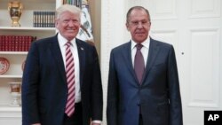 Presiden AS Donald Trump menerima Menlu Rusia Sergei Lavrov (kanan) di Gedung Putih, Rabu (10/5). 