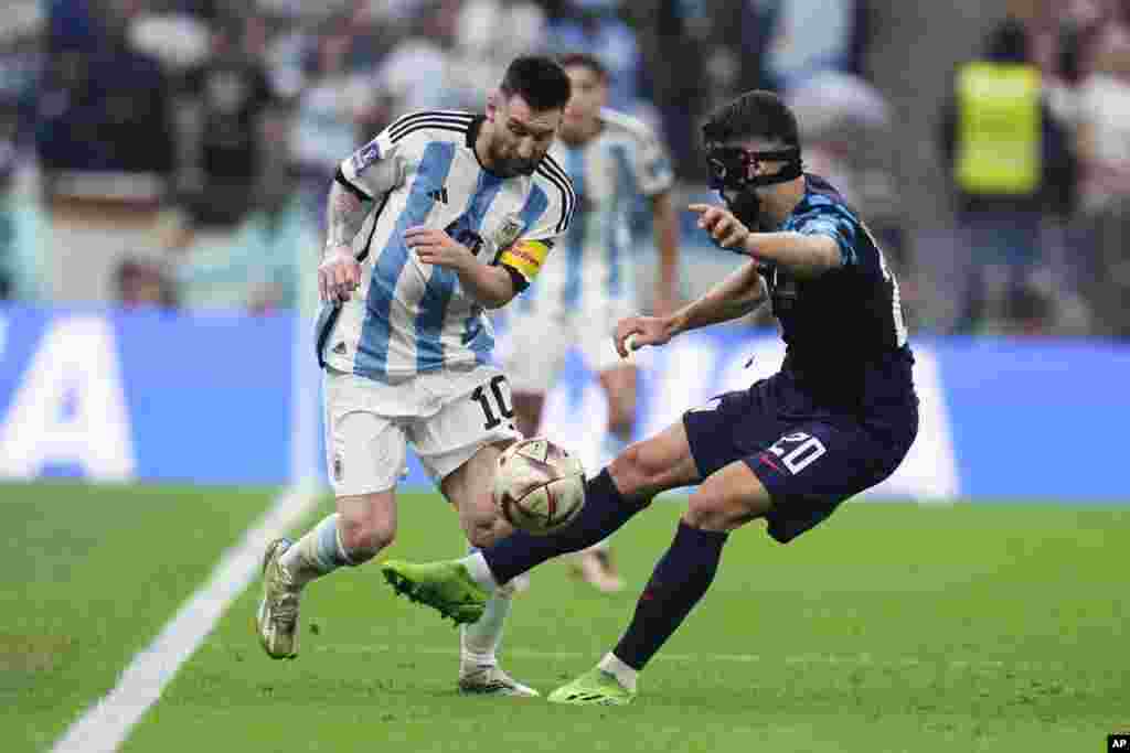 Lionel Messi de Argentina en acción contra Josko Gvardiol de Croacia durante el partido de fútbol de la semifinal de la Copa del Mundo entre Argentina y Croacia en el Estadio Lusail, en Qatar, el martes 13 de diciembre de 2022. (AP Foto/Manu Fernandez)