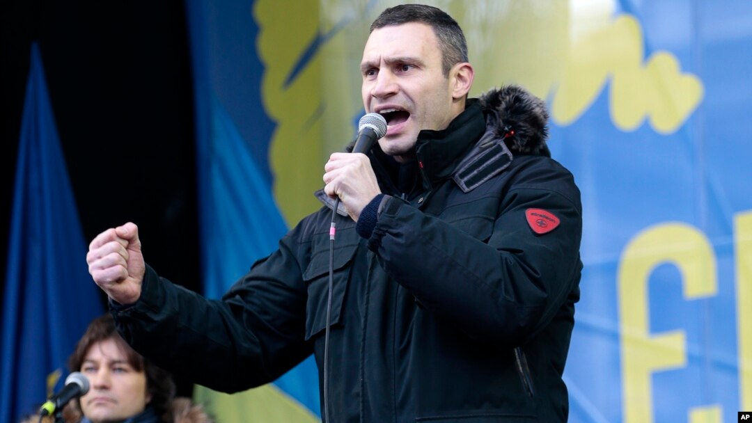Juara dunia tinju kelas berat WBC, Vitali Klitschko saat memimpin protes anti pemerintah di Kiev, Ukraina (8/12). 