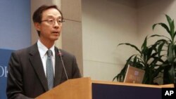 8일 워싱턴의 브루킹스연구소에서 열린 포럼에서 연설하는 한승주 전 한국 외무장관