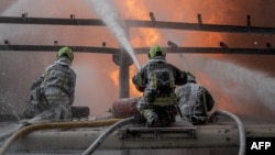 Пожар на промышленном объекте, поврежденном в результате авиаудара, в Киевской области, 13 июня 2024 года 