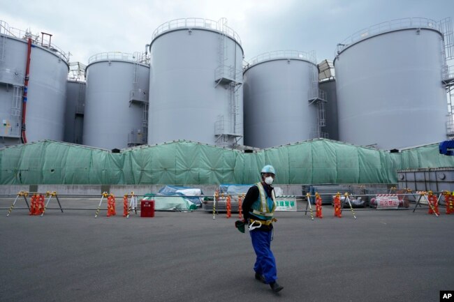 Tangki-tangki penyimpan air radioaktif yang diolah setelah digunakan untuk mendinginkan bahan bakar cair di PLTN Fukushima Daiichi, dijalankan oleh Tokyo Electric Power Company Holdings (TEPCO), di kota Okuma, timur laut Jepang, pada 3 Maret 2022. (Foto : AP)