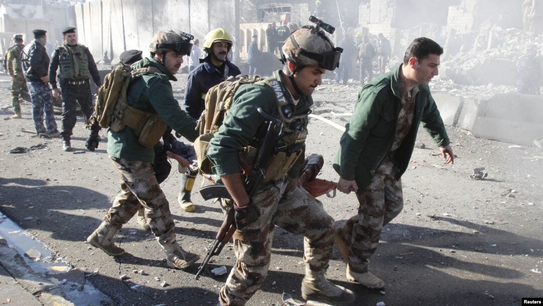 Para tentara mengangkat korban yang terluka dalam serangan pembom bunuh siri di Kirkuk, Irak, awal Februari lalu (Foto: dok). Serangan di Irak meningkat dalam beberapa pekan terakhir.