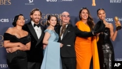 Adriana Paz, de izq a der, Edgar Ramírez, Selena Gómez, Jacques Audiard, Karla Sofía Gascón y Zoe Saldana posan con el premio a la mejor película musical o comedia por "Emilia Pérez" durante la 82 edición de los Globos de Oro el 5 de enero de 2025 en California.