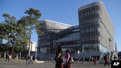 La construcción de una nueva biblioteca donada por China, e inaugurada en 2023, en el emplazamiento donde por décadas fungió la Biblioteca Nacional de El Salvador es uno de los emblemas de la presencia de país asiático en el centro histórico de San Salvador.