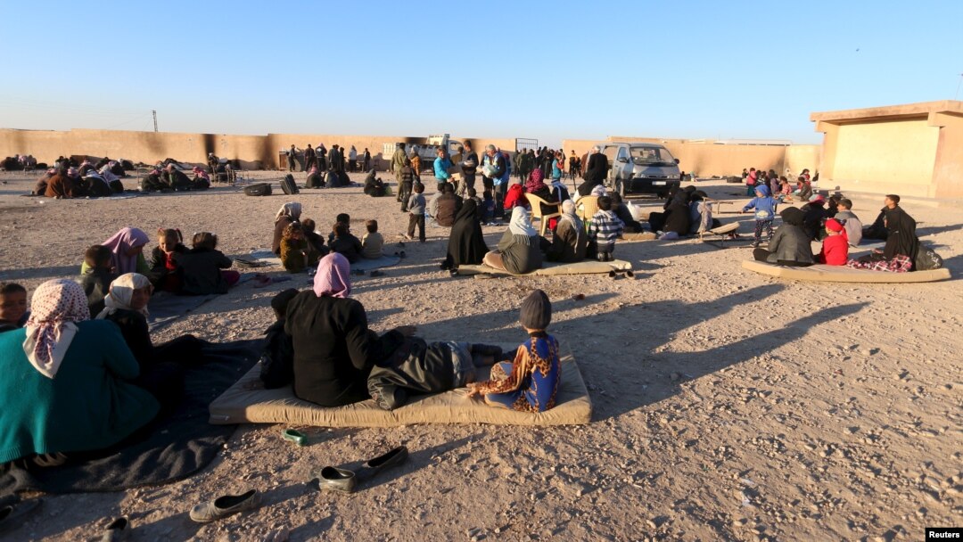 Warga Suriah yang menghindari kekerasan oleh kelompok militan ISIS di Raqqa dan Deir al-Zor, mengungsi ke kawasan Ras al-Ain, Suriah (foto: dok).