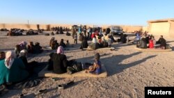 Warga Suriah yang menghindari kekerasan oleh kelompok militan ISIS di Raqqa dan Deir al-Zor, mengungsi ke kawasan Ras al-Ain, Suriah (foto: dok).