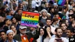 Doa bersama dan memorial untuk para korban pembantaian di Orlando, Florida, di Stonewall Inn, New York (13/6) (AP/Kathy Willens)