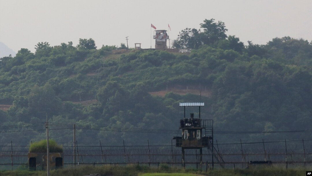 한국 파주에서 바라본 비무장지대 남측 초소와 멀리 보이는 북측 초소.