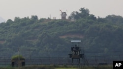 한국 파주에서 바라본 비무장지대 남측 초소와 멀리 보이는 북측 초소.