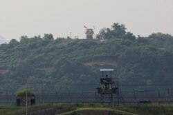 지난 6월 한국에서 파주에서 바라본 비무장지대 남측 초소와 멀리 보이는 북측 초소.