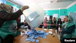 Opérations électorales dans un bureau de vote à Kaboul, le 14 juin 2014