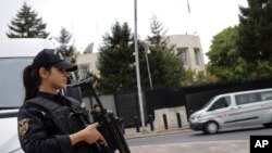 资料照片：土耳其安全部队在美国驻土耳其使馆前加强戒备（2019年10月8日）