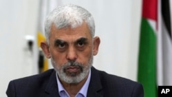 Pemimpin Hamas di Gaza, Yahya Sinwar, memimpin pertemuan dengan para pemimpin faksi Palestina di kantornya di Kota Gaza, pada 13 April 2022. (Foto: Adel Hana)