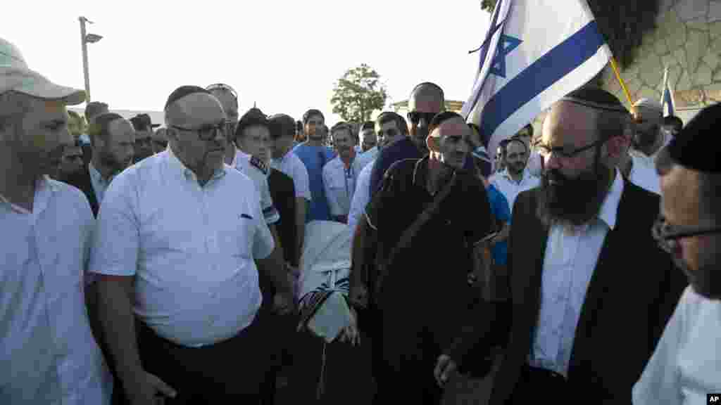 Iyalai da abokan arziki ne suka dauko gawar Alon Gobberberg, mutumin da aka kashe a harin da aka kai kan motar bus, 14 Oktoba 2015.